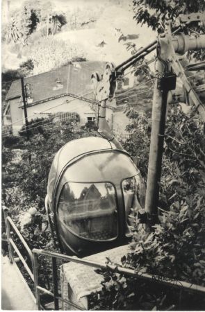 TELECABINE POMAGALSKI DANS UN JARDIN - lot de 2 photos originales (ca 1965)