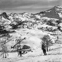 COL DE VARS - PLAISIR DU SKI AU REFUGE NAPOLEON - retirage photo Machatschek (ca 1953)
