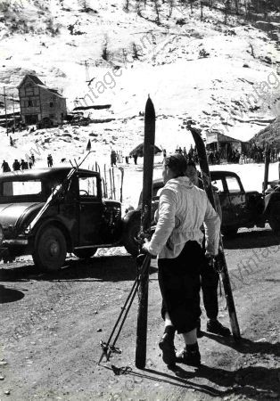 LES DEBUTS DU SKI A GOURETTE... SKIEURS ET VOITURES TRACTION AU RENDEZ-VOUS - photo Kama (1936)